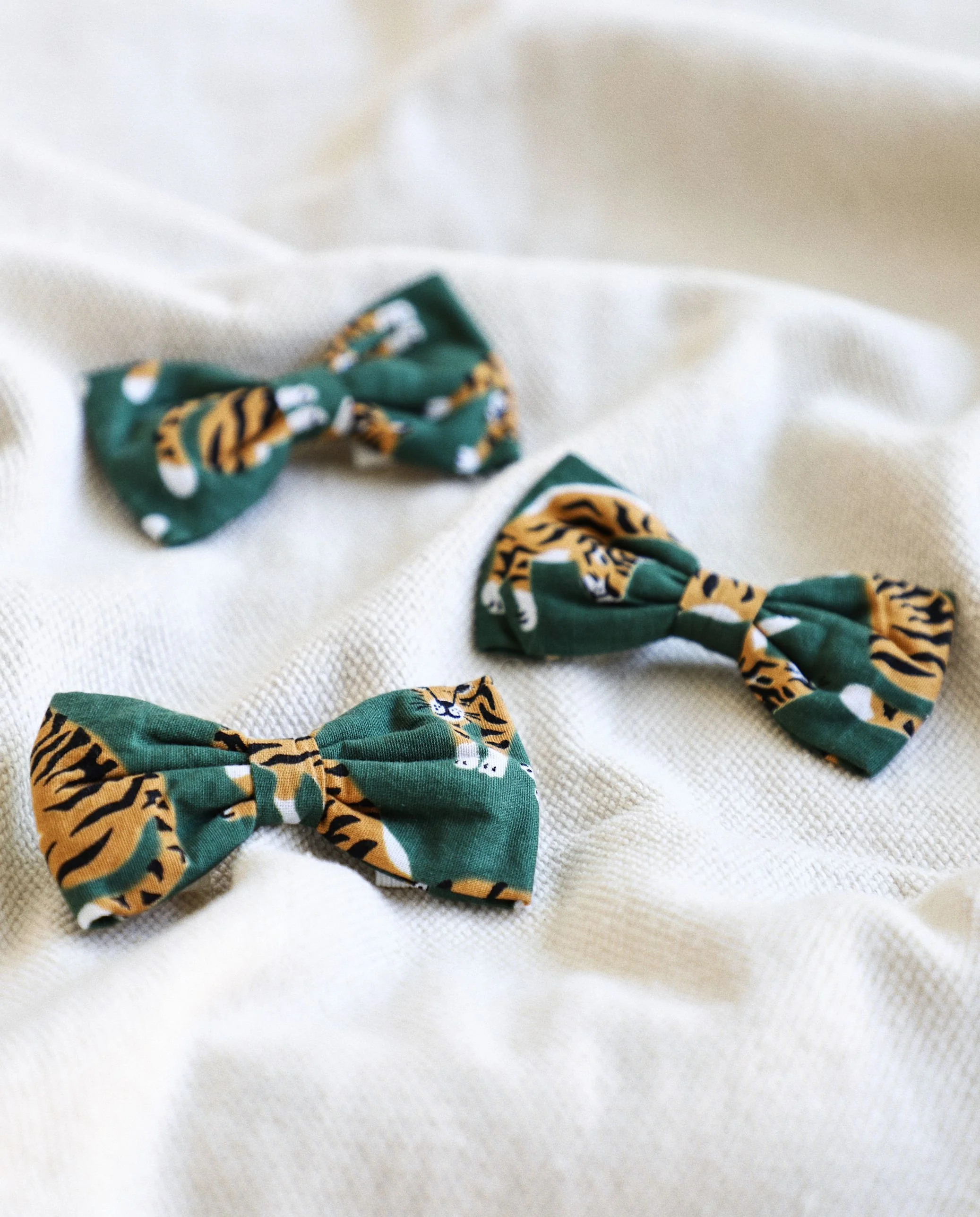 El Tigre Green Print Bow Tie - Image 3